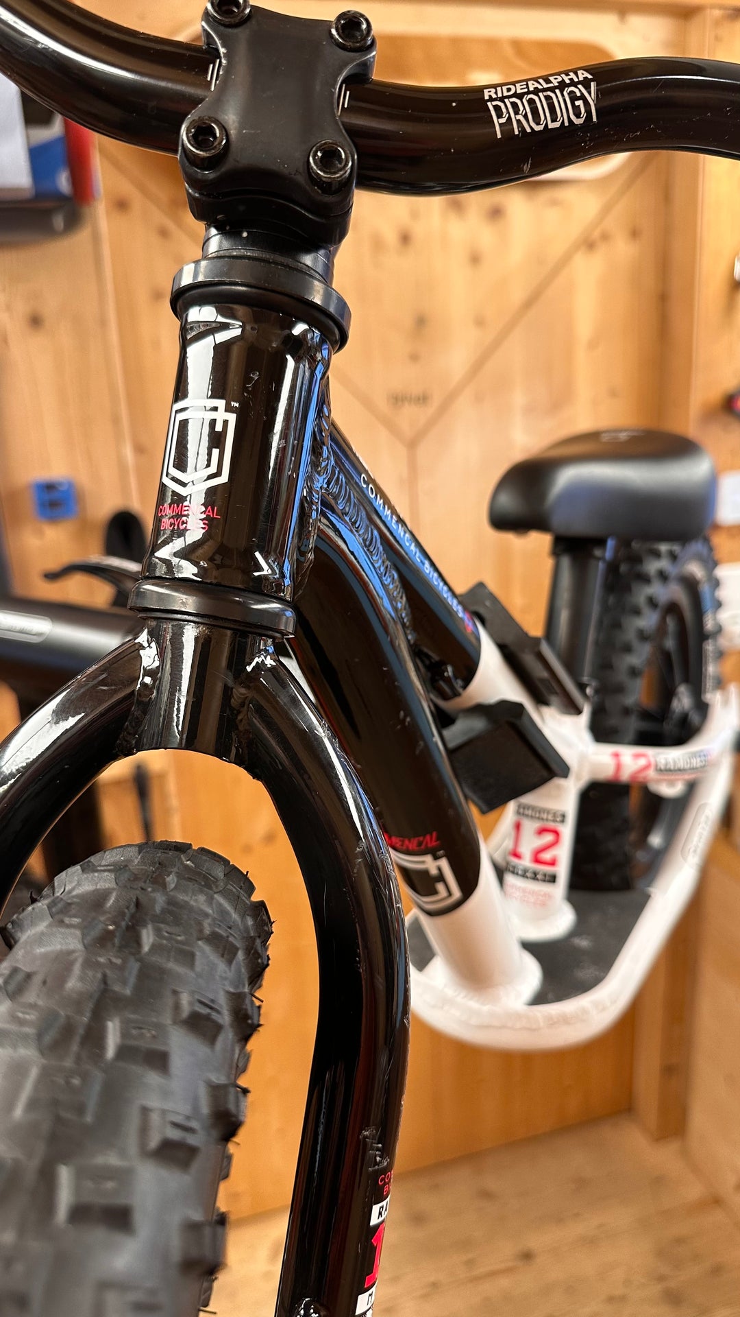 COMMENCAL Ramones 12 Black & White Push Bike (Gebraucht)